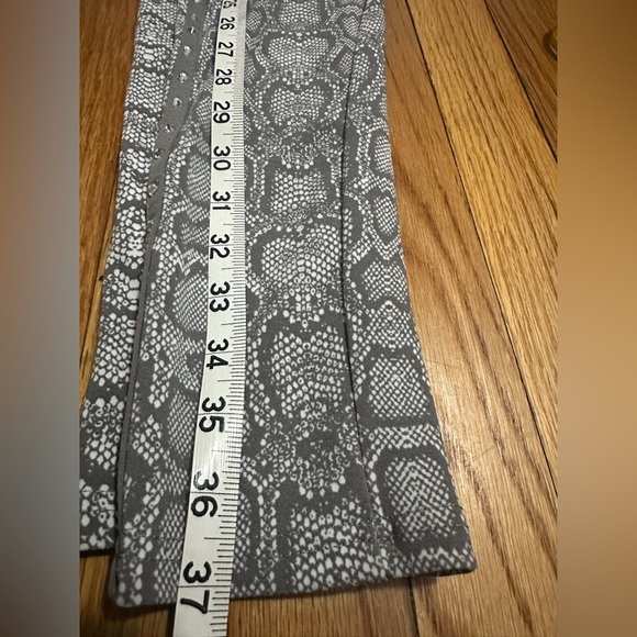 Gray Snake Print Leggings - Picture 5 of 6